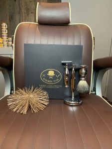 Barbier Tom zetel met scheerste